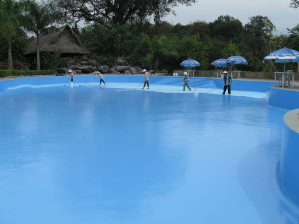 Sơn sàn epoxy là giải pháp hoàn thiện tối ưu cho bể bơi hiện đại bền đẹp, chống thấm